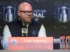 Guarda dal vivo: il direttore generale degli Oilers Stan Bowman parla dopo il licenziamento di Knoblauch