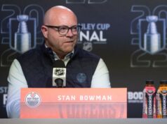 Guarda dal vivo: il direttore generale degli Oilers Stan Bowman parla dopo il licenziamento di Knoblauch