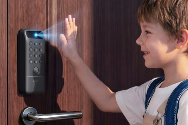 SwitchBot-Lock-Vision-Pro-palm-vein-scan.jpg
