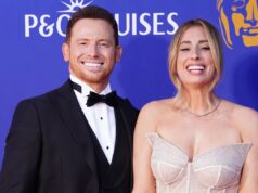Stacey Solomon e Joe Swash celebrano la vittoria del titolo dell’Arsenal alla parata degli autobus