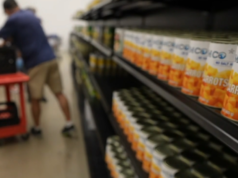 Gli americani fanno sempre più affidamento sulle dispense alimentari poiché i prezzi superano i salari