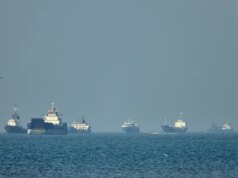 Per evitare il rischio di mine, la Marina dirige le navi su percorsi più lontani dall’Iran