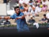 Il tennista professionista esce all’improvviso a metà partita dell’Open di Francia per una pausa bagno d’emergenza: “Devo andare”