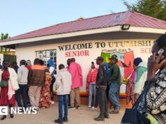 Sedici alunni uccisi nell’incendio di una scuola in Kenya, cube la polizia locale