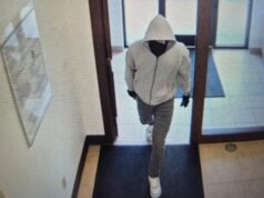 Due impiegati di banca del Kentucky uccisi a colpi di arma da fuoco durante una rapina, la polizia dà la caccia al sospetto