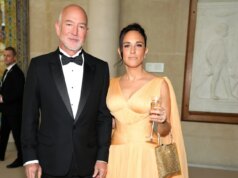 Bottiglie di urina finte piantate in un museo prima del Met Gala per protestare contro Jeff Bezos