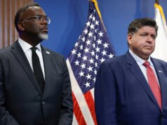 Pritzker critica il sindaco di Chicago Brandon Johnson per non avere “nessun piano” per mantenere i Bears in città