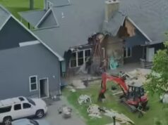 Un uomo del distretto di Buffalo è accusato di aver danneggiato la casa di famiglia con un escavatore durante una disputa