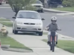 Autista accusato di aver inseguito un bambino in bicicletta lungo un marciapiede prima di tentare di entrare in un’abitazione