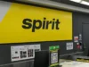 Passeggeri alle prese con le conseguenze della chiusura di Spirit; i prezzi del carburante che affliggono altre compagnie aeree
