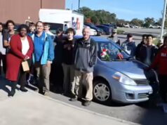 Cambiare vite: gli studenti della Virginia riparano vecchie auto e le donano a madri single