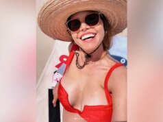 La star di “Buffy l’ammazzavampiri” Charisma Carpenter mostra la sua figura tonica in un bikini rosso scollato