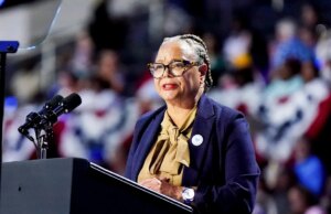 Un funzionario della NAACP condanna i politici bianchi che cercano di sostituire il sindaco nero dimissionario