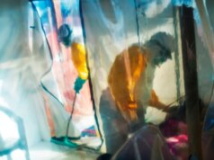 La nuova epidemia di Ebola provoca 65 morti mentre i funzionari avvertono della diffusione transfrontaliera