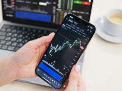 Bitcoin recupera sopra i 77.300 dollari mentre l’allentamento delle tensioni geopolitiche guida la ripresa del mercato delle criptovalute