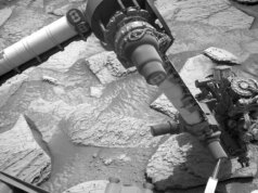 Guarda il rover Curiosity della NASA lottare per liberarsi da una roccia su Marte