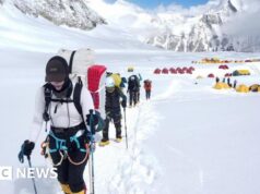 Gli alpinisti aprono il percorso verso la vetta dell’Everest superando un gigantesco pezzo di ghiaccio