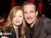 La vedova di James Van Der Beek pubblica un tributo emotivo: “Le parole semplicemente non catturano cos’è il dolore”