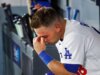 Il ricevitore dei Dodgers sfoga la frustrazione su se stesso battendosi la mazza sopra la testa dopo lo strikeout