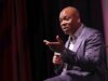 Dave Chappelle si fa beffe dei “problemi” mediatici che ha dovuto affrontare a causa delle sue battute sui transgender degli anni passati