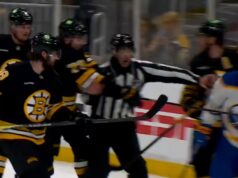 Charlie McAvoy pratica già il suo slancio nel golf… su un avversario