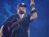 Luke Combs accueille des joueurs du CH followers de la Victoire de Montréal lors de son spectacle au parc Jean-Drapeau
