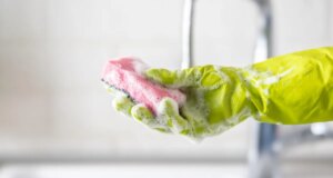 Gli 8 oggetti da cucina che tieni troppo a lungo (e quanto ti costano effettivamente)