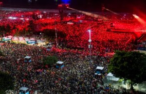 Shakira attira 2 milioni di spettatori in un concerto gratuito sulla spiaggia di Copacabana