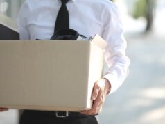 Secondo gli economisti, l’intelligenza artificiale sta determinando ulteriori tagli di posti di lavoro e pesando sulle assunzioni