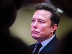 Un giudice americano ha detto a Musk di stargli vicino. Ha preso un volo per la Cina.