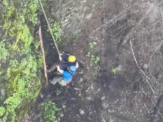 Il video mostra il salvataggio di un uomo caduto sotto un ponte nello stato di Washington