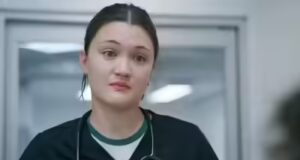 Isa Briones cube ai fan di non urlare durante la sua rappresentazione teatrale