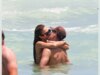 Jessica Alba stupisce in bikini fantasia durante un appassionato PDA con il fidanzato Danny Ramirez