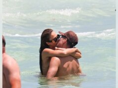 Jessica Alba stupisce in bikini fantasia durante un appassionato PDA con il fidanzato Danny Ramirez