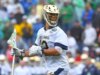 Josh Yago di Notre Dame saluta il Memorial Day durante l’inno prima della partita di campionato di lacrosse