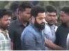 GUARDA: Jr. NTR rende omaggio a NT Rama Rao