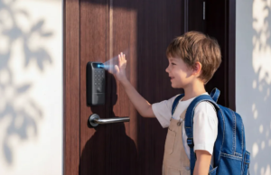 La nuova Sensible Lock di SwitchBot utilizza Face ID per sbloccare la porta