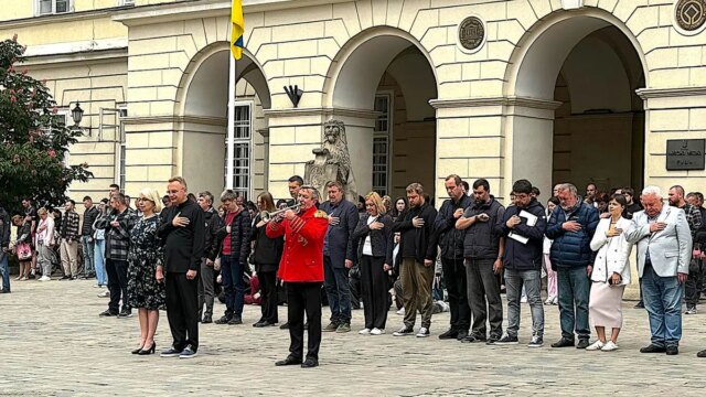 lviv-ukraine-town-hall-moment-of-silence-mourning-soldier.jpg