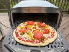 Questo forno per pizza da $ 300 può facilmente aiutarti a migliorare le tue serate estive di pizza