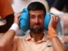 Novak Djokovic se la prende con il cameraman dell’Open di Francia per essersi avvicinato troppo prima di essere scioccato dal fenomeno brasiliano