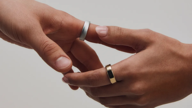 oura-ring-5-lifestyle-1-hands-1.png