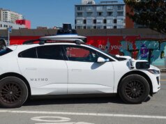 Il Robotaxi parte dall’aeroporto con la valigia del passeggero