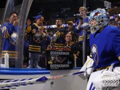 Un’azienda canadese di birra compra da bere ai fan dei Sabres per aver salvato il loro inno dopo il guasto del microfono di Gara 5
