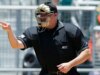 La partita di baseball del school è stata rinviata dopo che l’arbitro ha lanciato una spaventosa palla foul direttamente sulla maschera