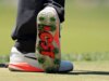 Le scarpe di Scottie Scheffler al PGA Championship rendono omaggio a una delle storie più folli della storia del golf