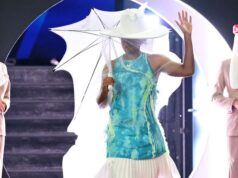 Osaka risponde alla ‘sfilata di moda’ con un’altra entrata audace