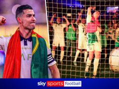 SCENE A TEMPO PIENO! Ronaldo guida i festeggiamenti per il titolo con il tamburo!