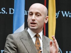 I conservatori esplodono dopo che il DNC si è scagliato contro un alto funzionario della Casa Bianca con un volgare attacco personale
