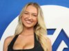 La ring woman Sydney Thomas fa girare la testa al tavolo da poker mentre affronta altre celebrità, la sorpresa del cobra reale e MEAT