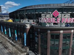 Il video selfie cattura il momento spaventoso in cui un tifoso di baseball durante la partita dei Mariners viene colpito al cranio da una palla foul